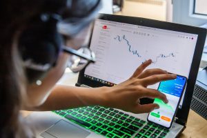 chastnye-investory-vtoroj-mesjac-podrjad-prodajut-rossijskie-akcii