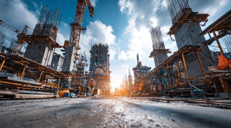 Тепловое оборудование в строительстве: как современные системы охлаждения продлевают срок службы электроинструмента и инженерных установок